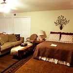 Charming Downstairs Unit