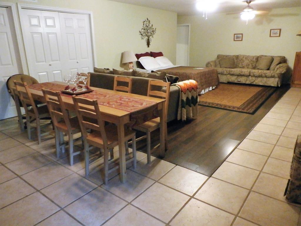 Charming Downstairs Unit * Oakhurst